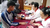 deteksi-dini-petugas-kesehatan-yji-kutai-barat-saat-melakukan-pengecekan-tekanan-darah-kepada-salah-seorang-pelajar-ist-KxcX5